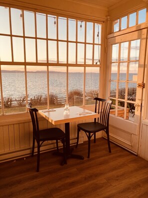 Dining - Magnificent sea views and sunsets! (Notre-Dame-du-Portage)