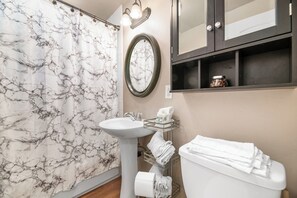 Basic Cabin | Bathroom