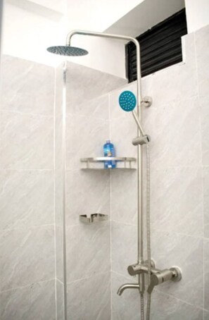 Dusche, Handtücher, Seife, Shampoo