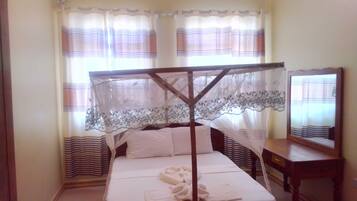 Bàn, khu vực làm việc phù hợp cho laptop, bộ trải giường