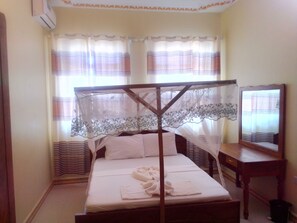 Escrivaninha, espaço de trabalho para notebook, roupa de cama