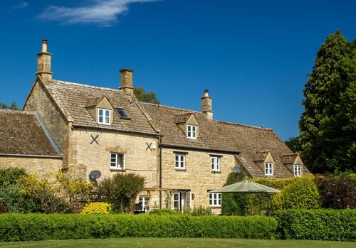 Elegantly furnished holiday home in the Cotswolds with a hot tub - Stonelands