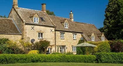 Elegantly furnished holiday home in the Cotswolds with a hot tub - Stonelands