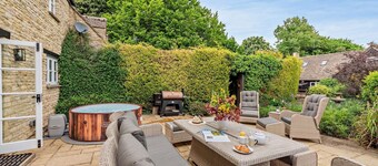 Elegantly furnished holiday home in the Cotswolds with a hot tub - Stonelands