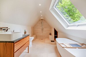 Shower - Elegantly furnished holiday home in the Cotswolds with a hot tub - Stonelands (Brize Norton)