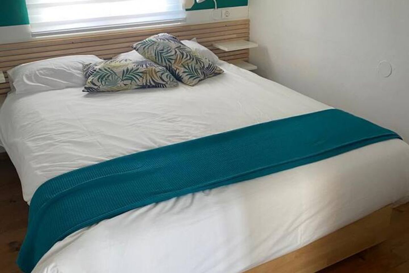 3 bedrooms, iron/ironing board, WiFi (free), bed sheets