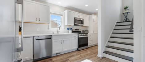 Refrigerador, microondas, horno y parrilla de estufa