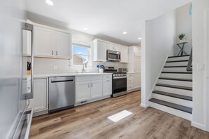 冷蔵庫、電子レンジ、オーブン、コンロ