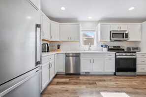 冷蔵庫、電子レンジ、オーブン、コンロ