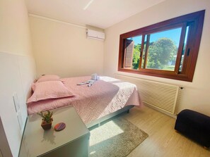 Apartamento básico | Wi-Fi de cortesia, roupa de cama