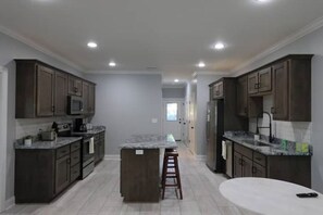 Fridge, microwave, oven, stovetop - The Oneonta Experience (Oneonta)