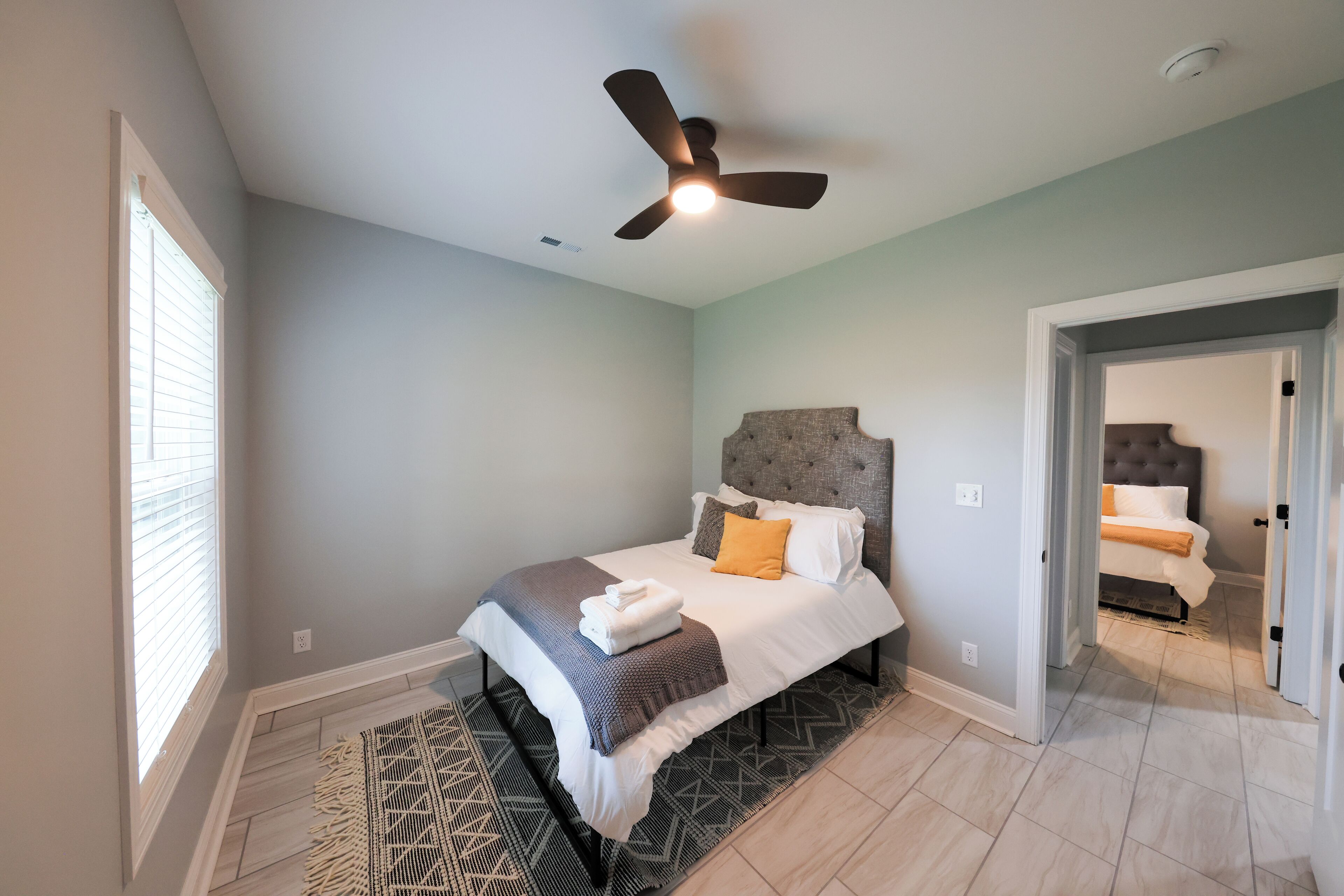 3 多间卧室、免费 WiFi、床单