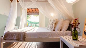 Ropa de cama de alta calidad y caja de seguridad en la habitación