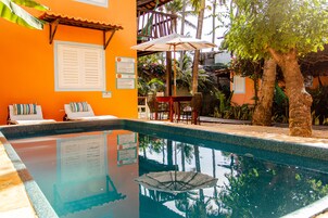 Piscine extérieure, parasols de plage, chaises longues