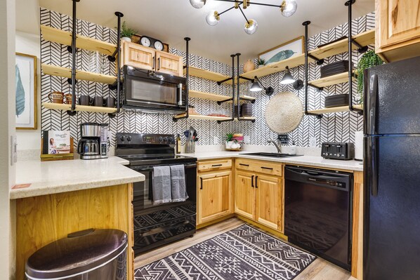 Fridge, microwave, stovetop, dishwasher