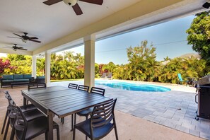 Outdoor dining - Florida Gem: Saltwater Pool By Beaches & Kayaking! (Jensen Beach)
