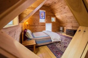 3 bedrooms, desk, travel cot, WiFi