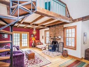 Fireplace, books, music library, stereo - Escape to Vermont (Stockbridge)