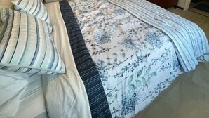 Una camera da letto con un letto, una televisione e una scrivania.