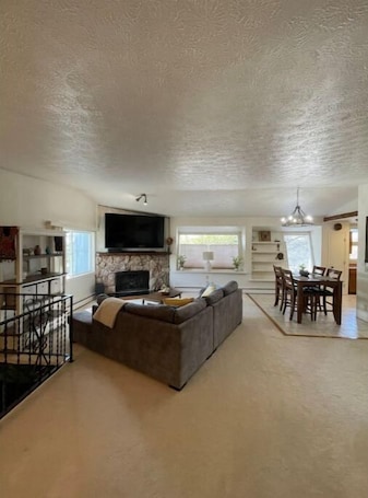 Smart TV, fireplace, printers. Home in the heart of Eagle River