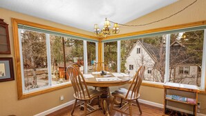 Basic Cabin | Living area - Boulder Pines (Big Bear Lake)