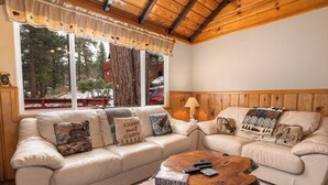 Basic Cabin | Living area - Boulder Pines (Big Bear Lake)