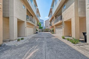 Property grounds - Eado Indulgence w/ rooftop deck close to stadiums (Houston)
