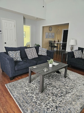 Smart TV, offices, printers - Cozy Home by downtown Columbia. 4 miles from USC Campus, Fort Jackson, Stadium (Columbia)