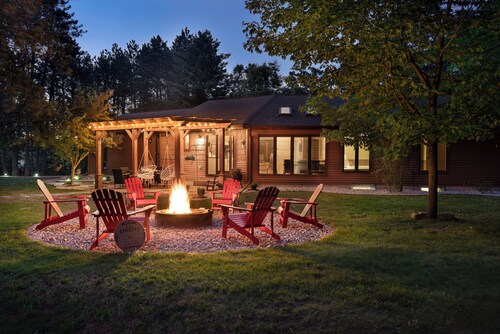 Cozy Home Away From Home In Dells with Hot Tub and Firepit