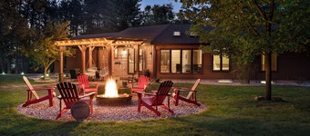 Cozy Home Away From Home In Dells with Hot Tub and Firepit