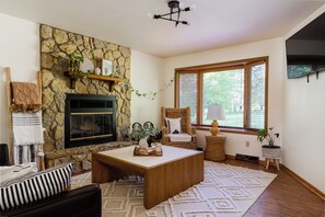 Smart TV, fireplace, ping pong, books - Cozy Home Away From Home In Dells with Hot Tub and Firepit (Wisconsin Dells)