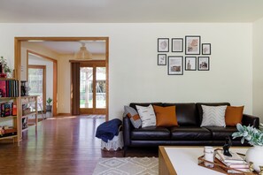 Smart-TV, peis, bordtennis og bøker