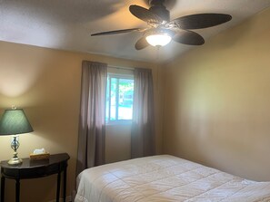 3 bedrooms, iron/ironing board, free WiFi - Waterfront cottage in Lagoon City resort at Lake Simcoe access to private beach (Brechin)