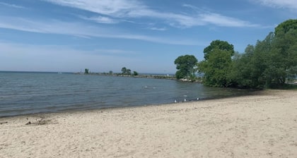 Waterfront cottage in Lagoon City resort at Lake Simcoe access to private beach