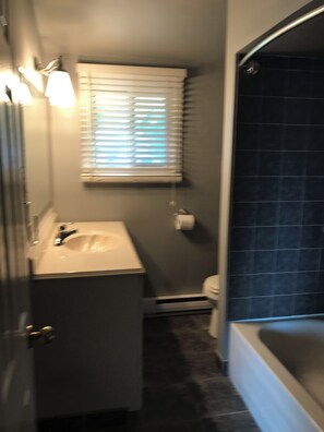 Shower, hair dryer, towels, soap - Waterfront cottage in Lagoon City resort at Lake Simcoe access to private beach (Brechin)
