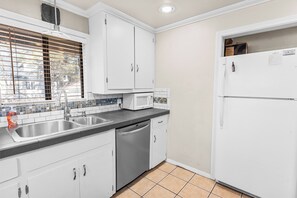 Basic Cabin | Private kitchen | Electric kettle - Dream Street Escape  (Big Bear Lake)