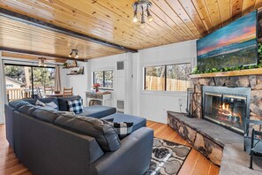 Living area - Dream Street Escape  (Big Bear Lake)