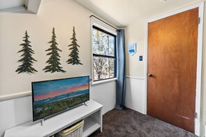 Basic Cabin | 4 bedrooms, free WiFi - Dream Street Escape  (Big Bear Lake)