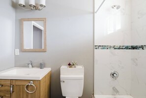 Haartrockner, Handtücher, Seife, Toilettenpapier