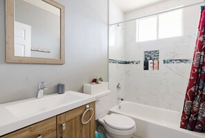 Séchoir à cheveux, serviettes fournies, savon, papier de toilette