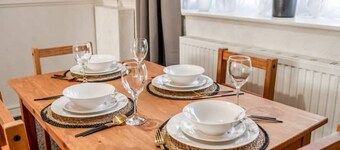 3-Bed House Near Lakeside Mall | Free Parking




















