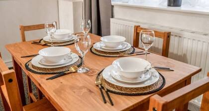 3-Bed House Near Lakeside Mall | Free Parking