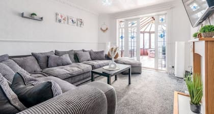 3-Bed House Near Lakeside Mall | Free Parking