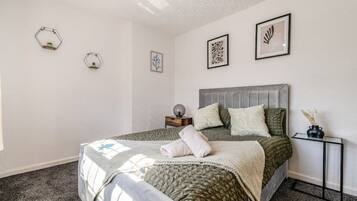 3 bedrooms, desk, iron/ironing board, travel crib