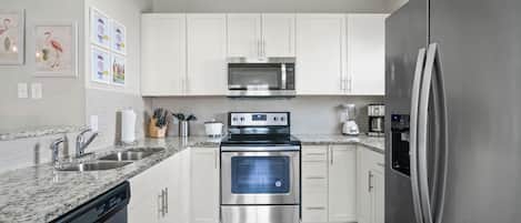 Refrigerador, microondas, horno, placa de cocina