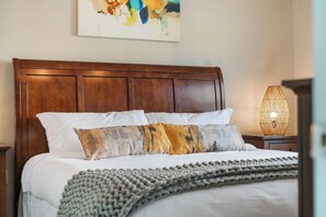 4 habitaciones, escritorio y tabla de planchar con plancha 
