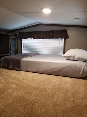 2 bedrooms, iron/ironing board, travel crib, free WiFi - Tiny Park Home, deck, grill, hammock, trailer parking, 14 miles to Ft Benning (Phenix City)