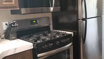 Coffee/tea maker, fridge, microwave, oven