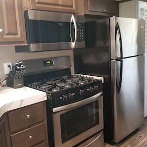 Geladeira, micro-ondas, fogão, cooktop