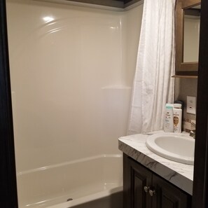 Hair dryer, towels, soap, shampoo - Tiny Park Home, deck, grill, hammock, trailer parking, 14 miles to Ft Benning (Phenix City)